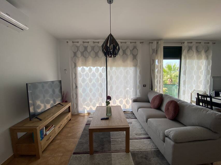 Beautiful and bright 2-room apartment recently renovated located in a modern urbanization of Vilacolum, with central heating and parking space.