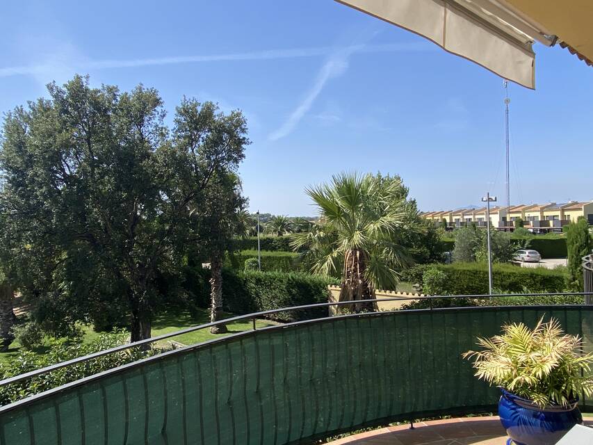 Precioso y luminoso piso de 2 habitaciones recién reformado en una moderna urbanización de Vilacolum, con calefacción central y plaza de aparcamiento.