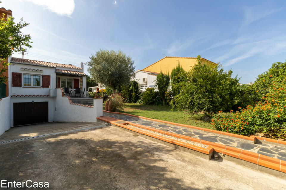 Renovated semi-detached house, in a very quiet location, with a large garage and beautiful garden, in Castelló Nou