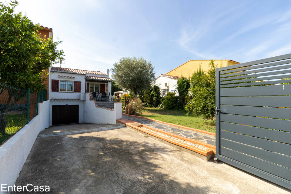 Renovated semi-detached house, in a very quiet location, with a large garage and beautiful garden, in Castelló Nou