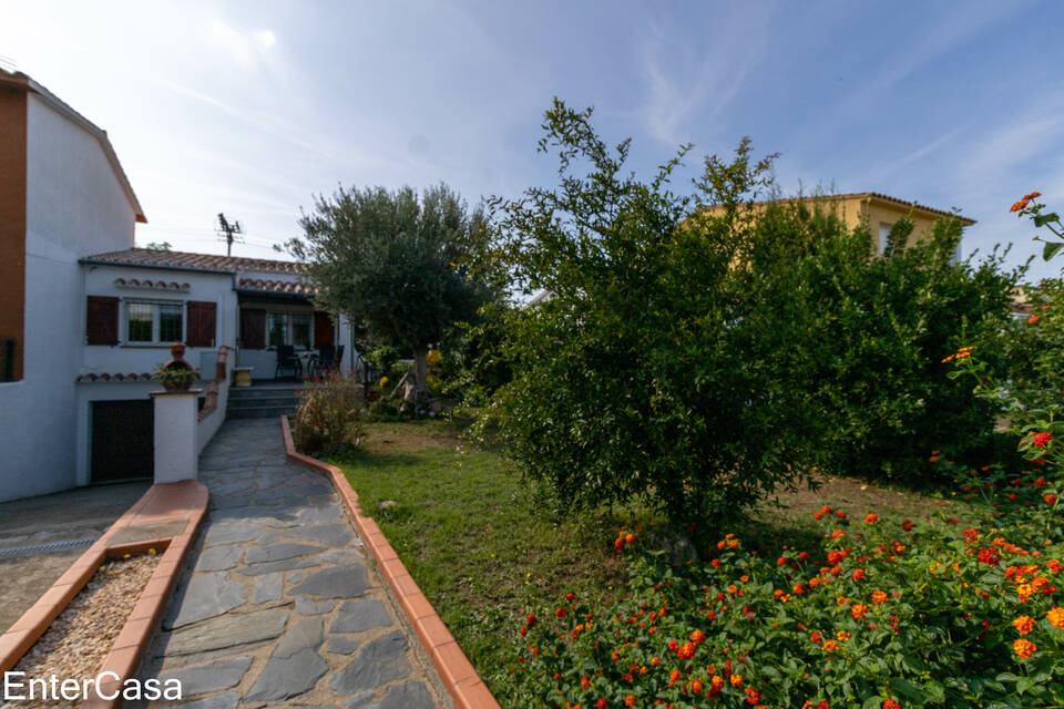 Renovated semi-detached house, in a very quiet location, with a large garage and beautiful garden, in Castelló Nou