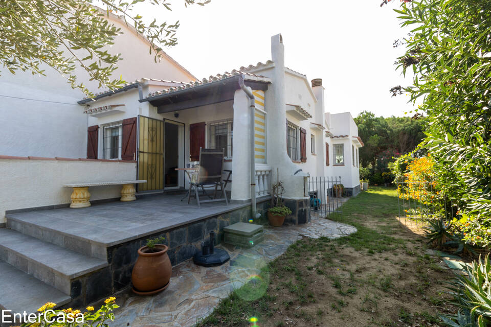 Maison jumelée rénovée, dans un endroit très calme, avec un grand garage et un beau jardin, à Castelló Nou