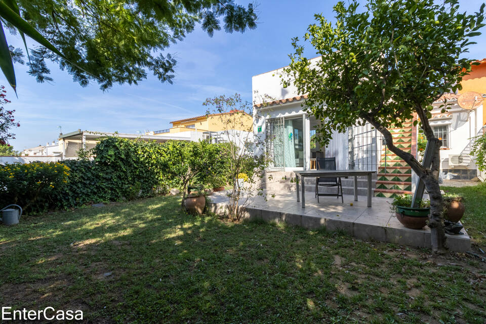 Renovierte Doppelhaushälfte, in sehr ruhiger Lage, mit großer Garage und schönem Garten, in Castelló Nou