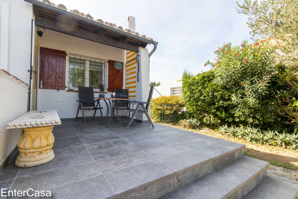 Casa adossada reformada, en zona molt tranquil·la, amb garatge gran i bonic jardí, a Castelló Nou