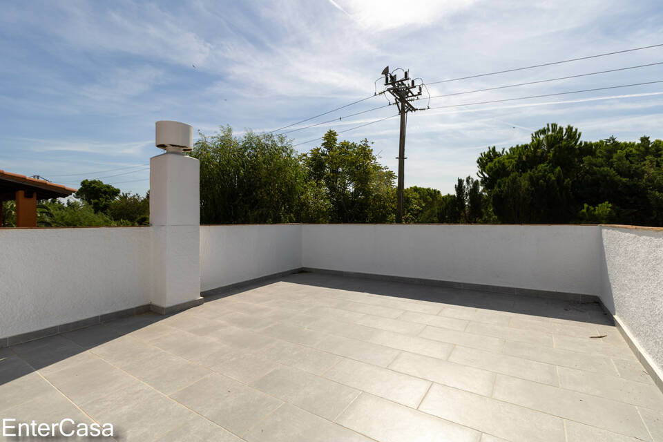 Renovated semi-detached house, in a very quiet location, with a large garage and beautiful garden, in Castelló Nou