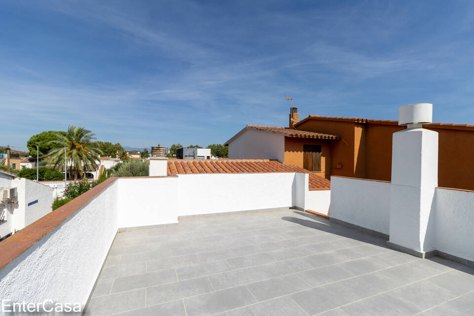 Casa adosada reformada, en zona muy tranquila, con amplio garaje y precioso jardín, en Castelló Nou