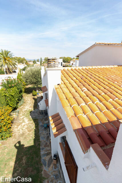 Casa adosada reformada, en zona muy tranquila, con amplio garaje y precioso jardín, en Castelló Nou