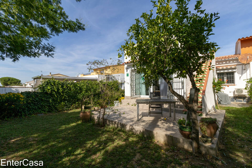 Casa adosada reformada, en zona muy tranquila, con amplio garaje y precioso jardín, en Castelló Nou