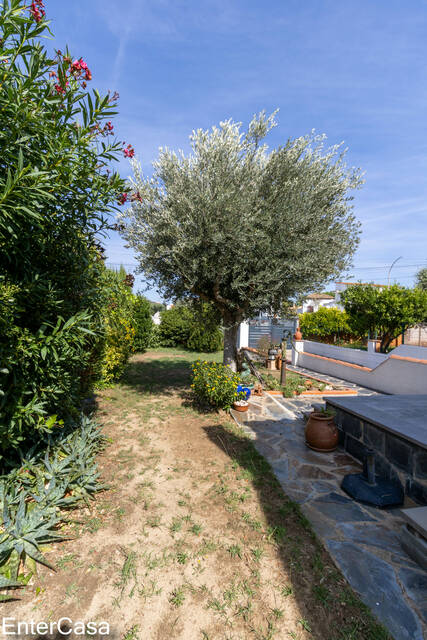 Renoviertes Haus mit Garten und Garage in Castelló Nou