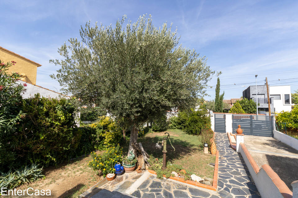 Casa adossada reformada, en zona molt tranquil·la, amb garatge gran i bonic jardí, a Castelló Nou