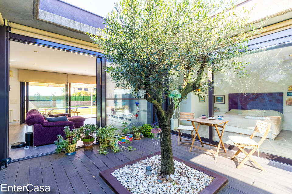 Bella casa moderna a Vilacolum, ubicada en un sector tranquil, amb ampli jardí i piscina. Vine i gaudeix de la comoditat i tranquil·litat.