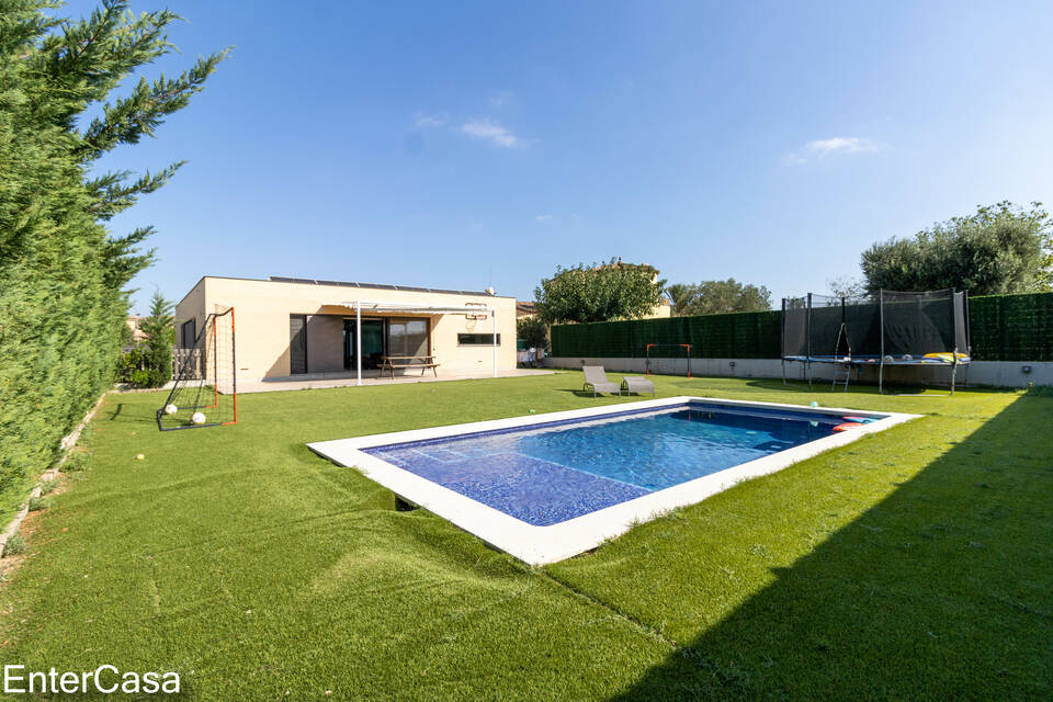 Schönes modernes Haus in Vilacolum, in einer ruhigen Gegend gelegen, mit großem Garten und Swimmingpool. Kommen Sie und genießen Sie den Komfort