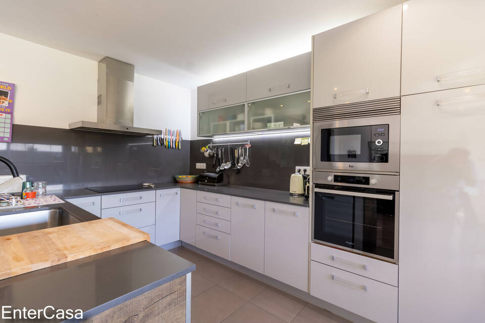 Schönes modernes Haus in Vilacolum, in einer ruhigen Gegend gelegen, mit großem Garten und Swimmingpool. Kommen Sie und genießen Sie den Komfort