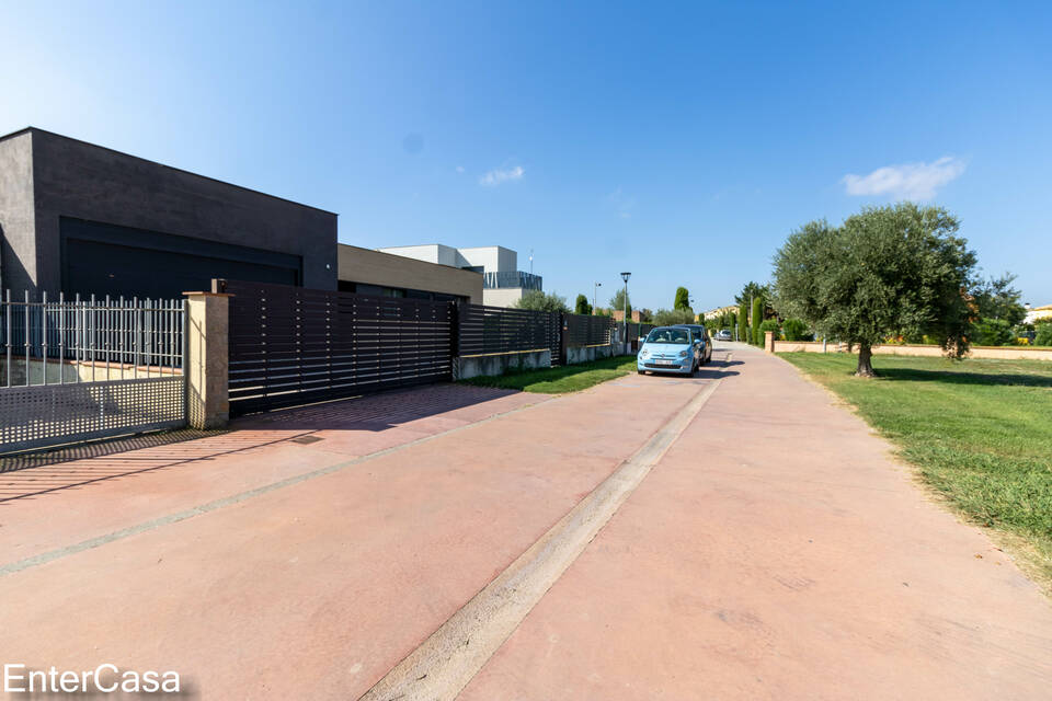 Schönes modernes Haus in Vilacolum, in einer ruhigen Gegend gelegen, mit großem Garten und Swimmingpool. Kommen Sie und genießen Sie den Komfort
