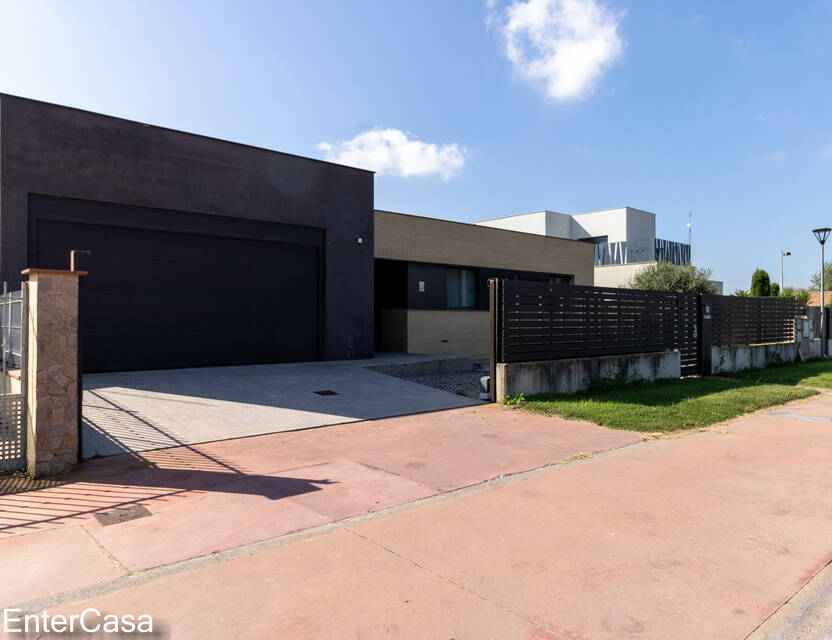 Schönes modernes Haus in Vilacolum, in einer ruhigen Gegend gelegen, mit großem Garten und Swimmingpool. Kommen Sie und genießen Sie den Komfort