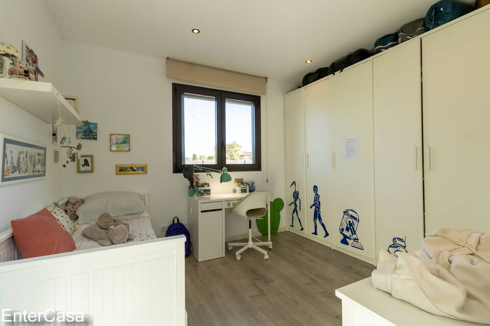 Schönes modernes Haus in Vilacolum, in einer ruhigen Gegend gelegen, mit großem Garten und Swimmingpool. Kommen Sie und genießen Sie den Komfort