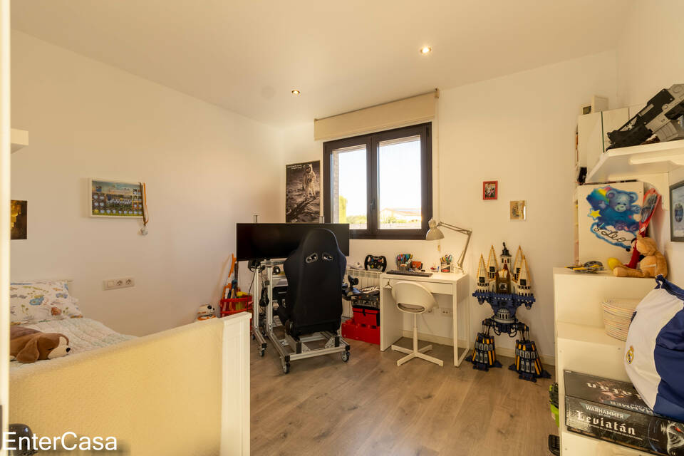 Schönes modernes Haus in Vilacolum, in einer ruhigen Gegend gelegen, mit großem Garten und Swimmingpool. Kommen Sie und genießen Sie den Komfort