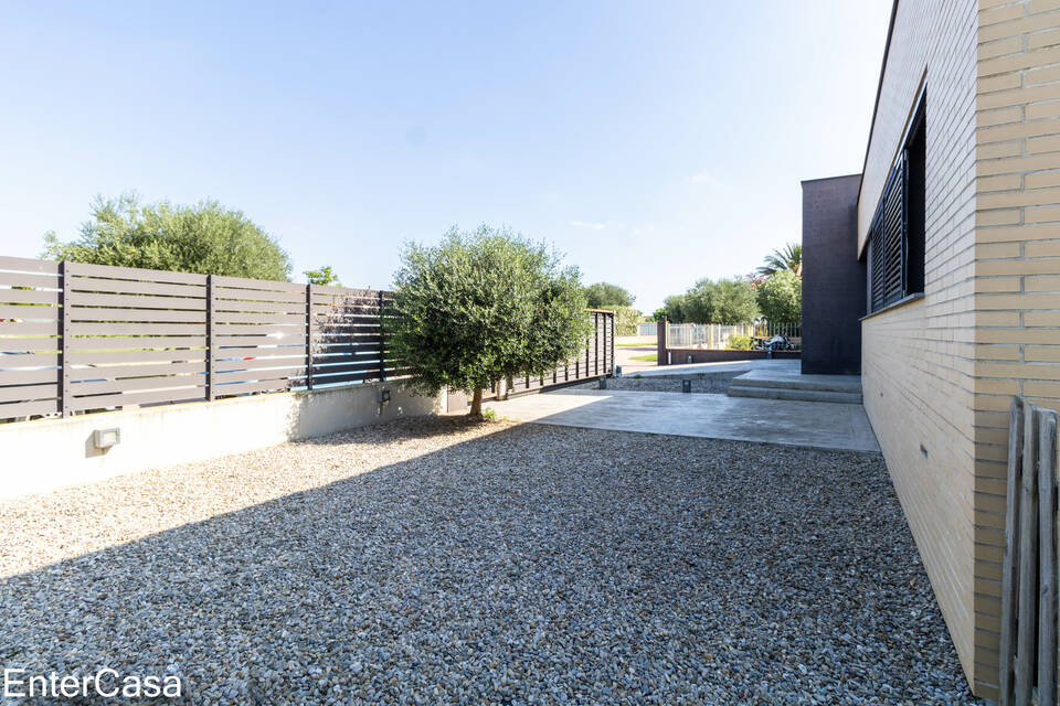 Schönes modernes Haus in Vilacolum, in einer ruhigen Gegend gelegen, mit großem Garten und Swimmingpool. Kommen Sie und genießen Sie den Komfort