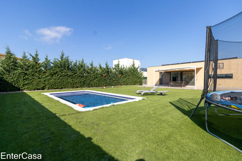 Bella casa moderna a Vilacolum, ubicada en un sector tranquil, amb ampli jardí i piscina. Vine i gaudeix de la comoditat i tranquil·litat.
