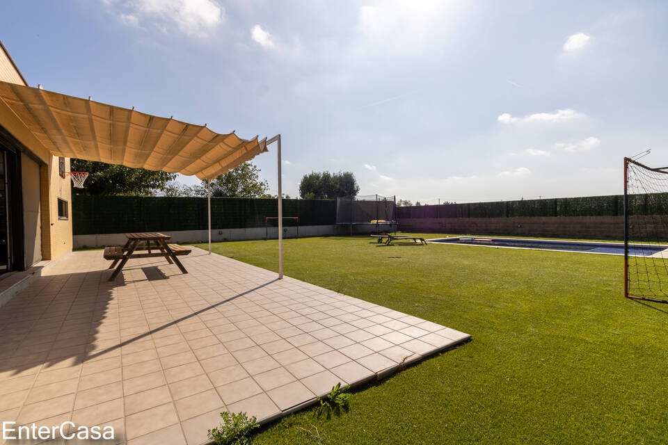 Schönes modernes Haus in Vilacolum, in einer ruhigen Gegend gelegen, mit großem Garten und Swimmingpool. Kommen Sie und genießen Sie den Komfort