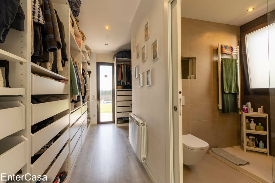 Schönes modernes Haus in Vilacolum, in einer ruhigen Gegend gelegen, mit großem Garten und Swimmingpool. Kommen Sie und genießen Sie den Komfort