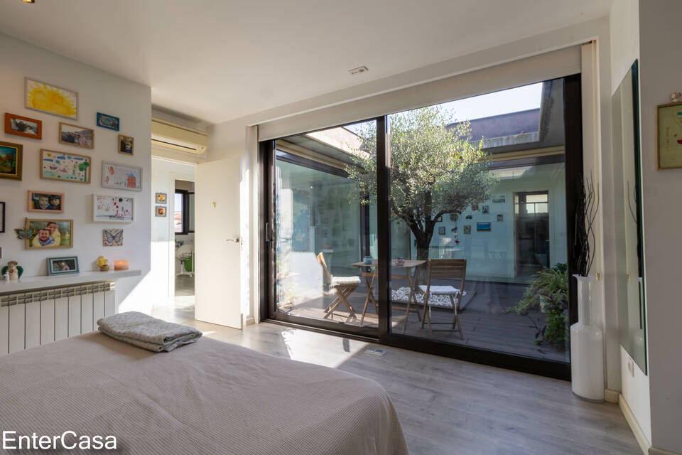 Belle maison moderne à Vilacolum, située dans un quartier calme, avec grand jardin et piscine. Venez profiter du confort et calme.