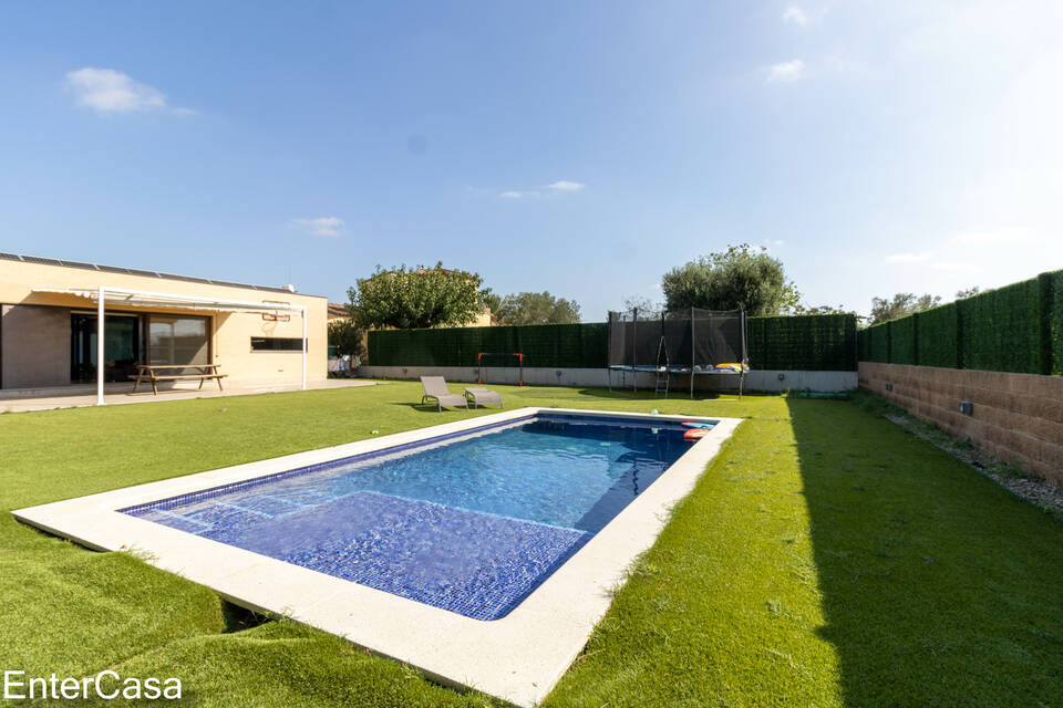 Belle maison moderne à Vilacolum, située dans un quartier calme, avec grand jardin et piscine. Venez profiter du confort et calme.