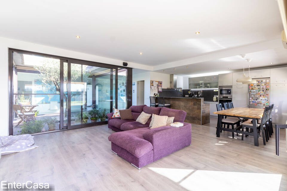 Schönes modernes Haus in Vilacolum, in einer ruhigen Gegend gelegen, mit großem Garten und Swimmingpool. Kommen Sie und genießen Sie den Komfort