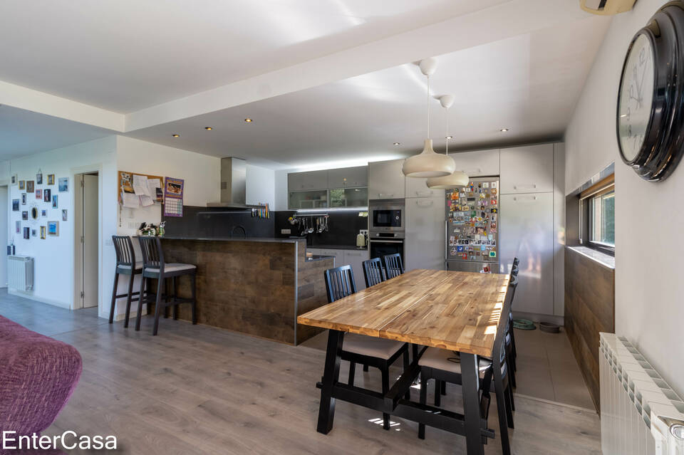 Schönes modernes Haus in Vilacolum, in einer ruhigen Gegend gelegen, mit großem Garten und Swimmingpool. Kommen Sie und genießen Sie den Komfort