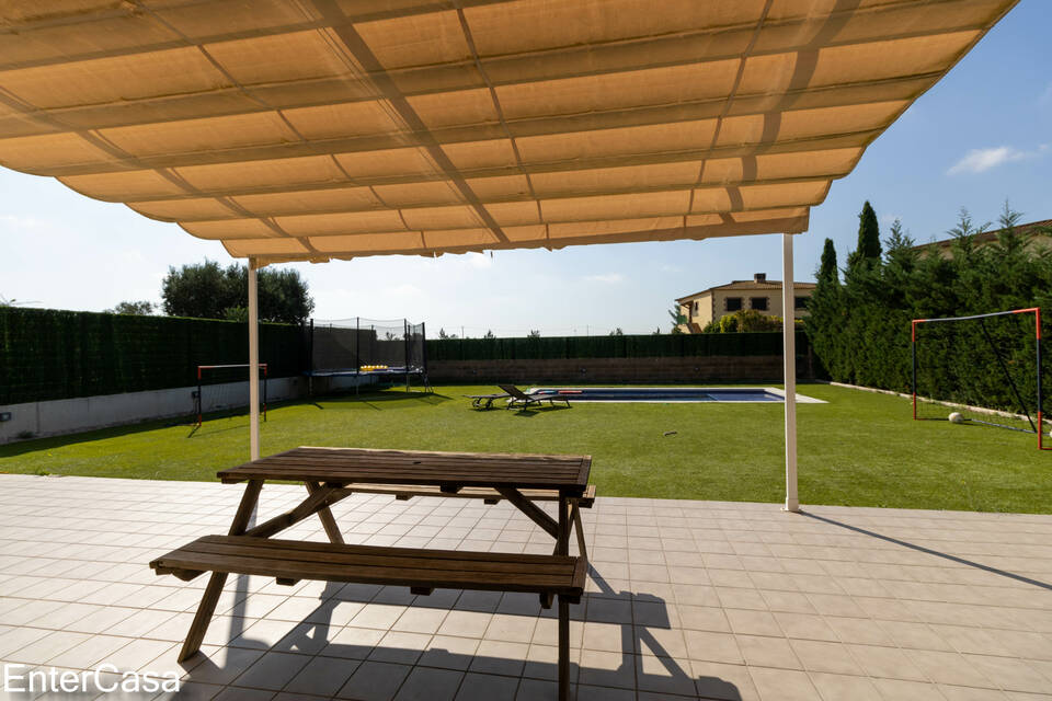 Schönes modernes Haus in Vilacolum, in einer ruhigen Gegend gelegen, mit großem Garten und Swimmingpool. Kommen Sie und genießen Sie den Komfort