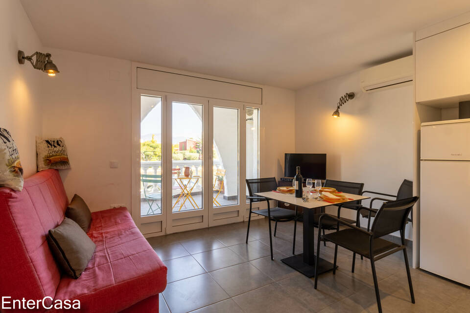 Modern 1-bedroom apartment with stunning canal views in Empuriabrava. Recently renovated to perfection.