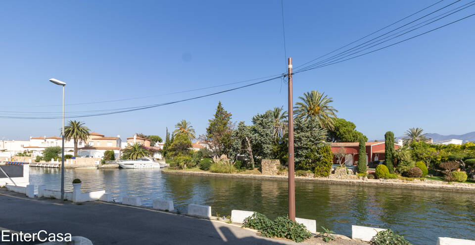 Appartement moderne d'une chambre avec une vue imprenable sur le canal à Empuriabrava. Récemment rénové à la perfection.