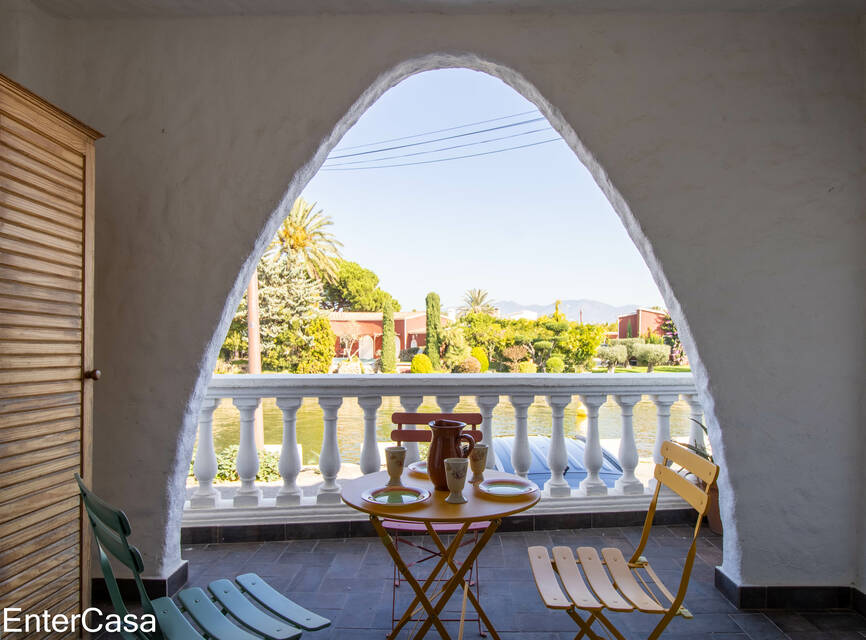 Modernes Apartment mit 1 Schlafzimmer und atemberaubendem Kanalblick in Empuriabrava. Kürzlich perfekt renoviert.