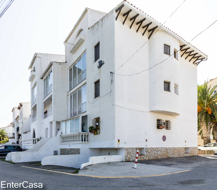 Appartement moderne d'une chambre avec une vue imprenable sur le canal à Empuriabrava. Récemment rénové à la perfection.