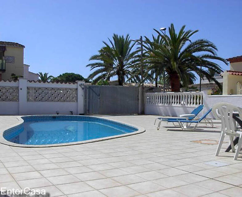 Charming house in perfect condition, with garden, pool, garage and central heating. Located in Ampuriabrava, near the beach and the center.
