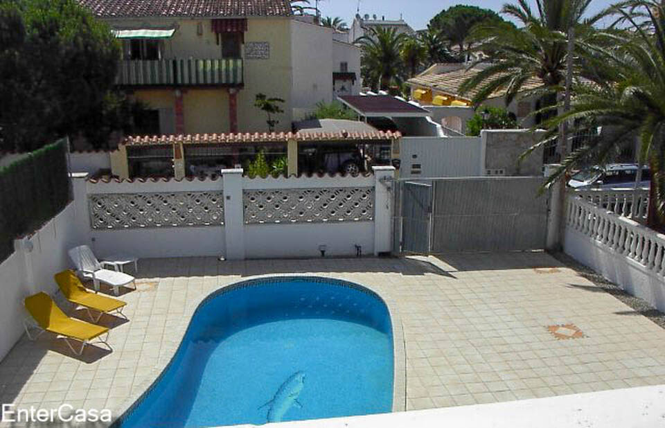 Charming house in perfect condition, with garden, pool, garage and central heating. Located in Ampuriabrava, near the beach and the center.