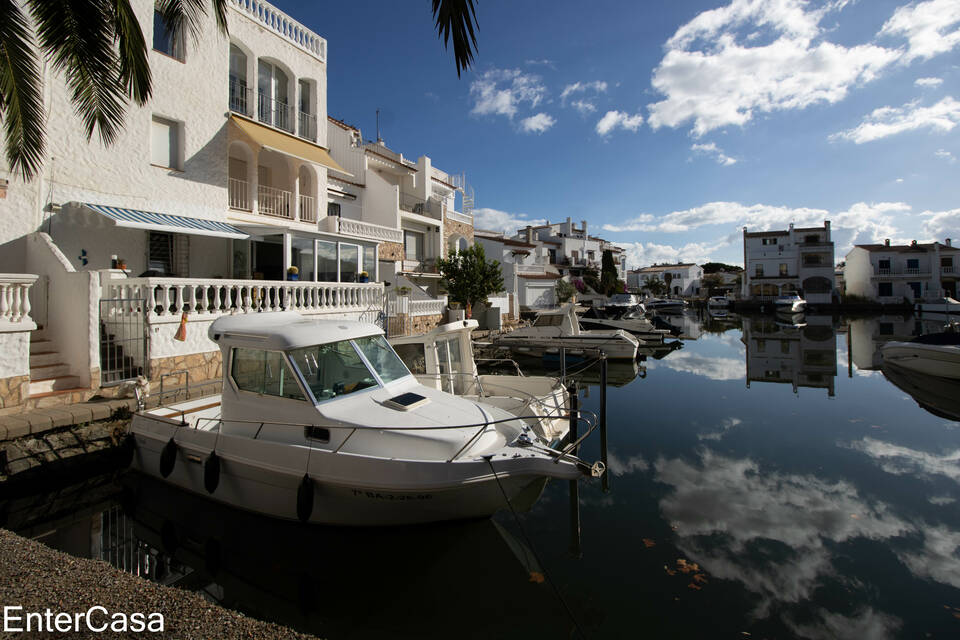 Charming renovated apartment, in Ampuriabrava, with canal views, includes mooring and two indoor parking spaces!
