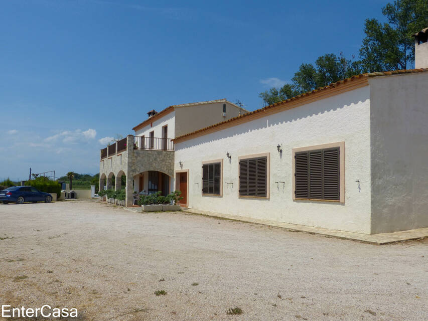 Ferme tranquille avec appartement indépendant dans les champs de l'Empordà. Idéal pour profiter du calme et de la beauté de la nature.