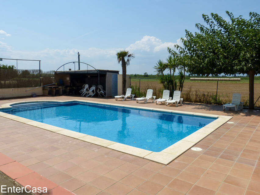 Ferme tranquille avec appartement indépendant dans les champs de l'Empordà. Idéal pour profiter du calme et de la beauté de la nature.