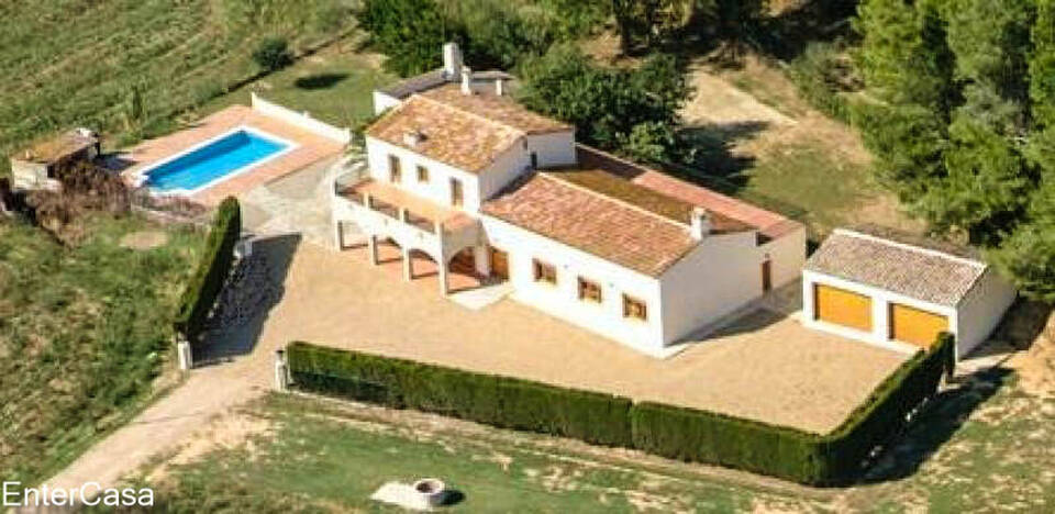 Granja tranquila con apartamento separado en los campos de Empordà. Ideal para disfrutar de la paz y la belleza de la naturaleza.