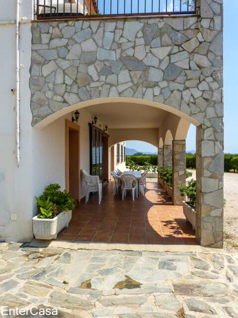 Ferme tranquille avec appartement indépendant dans les champs de l'Empordà. Idéal pour profiter du calme et de la beauté de la nature.