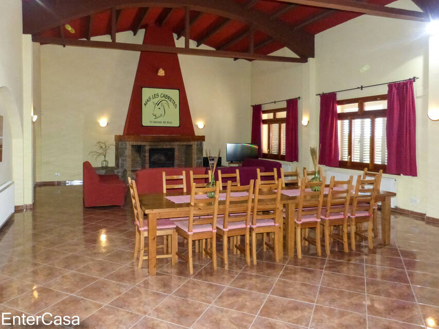 Ferme tranquille avec appartement indépendant dans les champs de l'Empordà. Idéal pour profiter du calme et de la beauté de la nature.