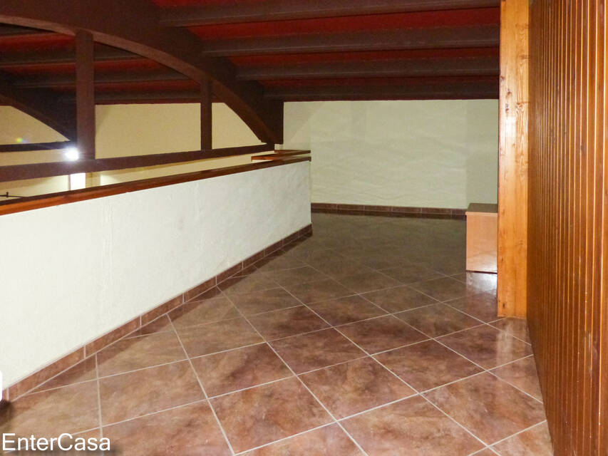 Ferme tranquille avec appartement indépendant dans les champs de l'Empordà. Idéal pour profiter du calme et de la beauté de la nature.