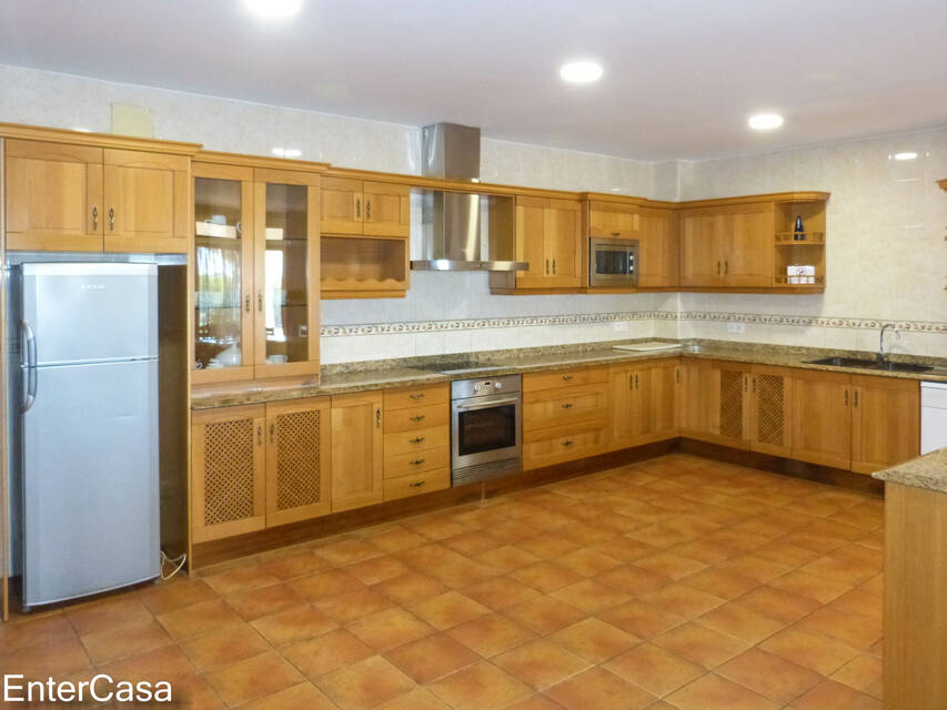 Ferme tranquille avec appartement indépendant dans les champs de l'Empordà. Idéal pour profiter du calme et de la beauté de la nature.