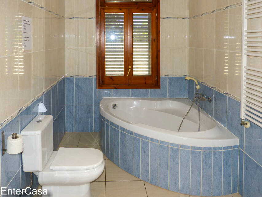 Ferme tranquille avec appartement indépendant dans les champs de l'Empordà. Idéal pour profiter du calme et de la beauté de la nature.