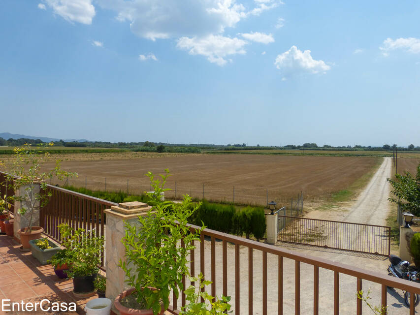 Granja tranquila con apartamento separado en los campos de Empordà. Ideal para disfrutar de la paz y la belleza de la naturaleza.