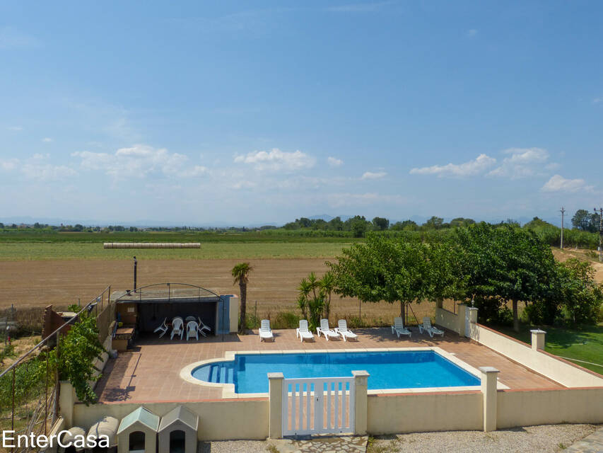 Quiet farm with separate apartment in the Empordà fields. Ideal to enjoy the peace and beauty of nature.