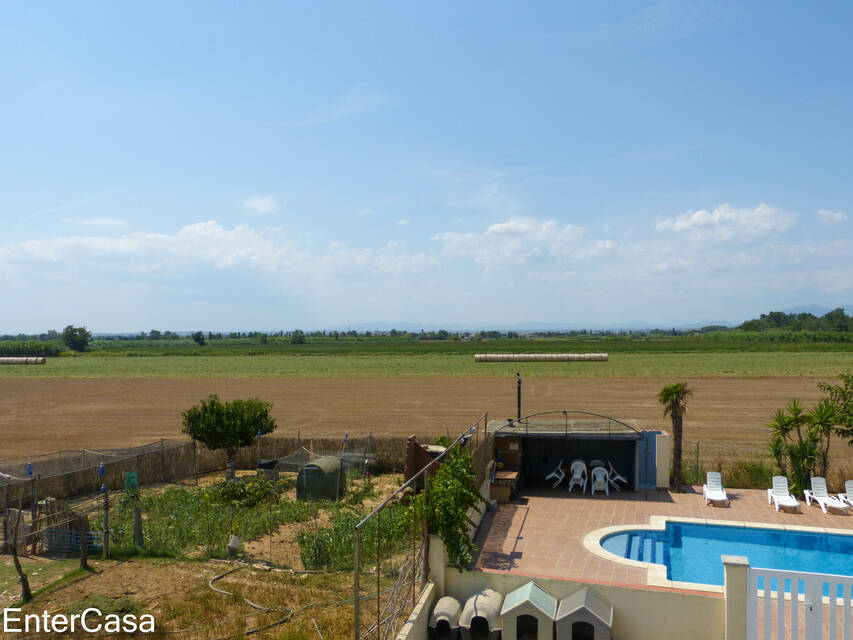 Ferme tranquille avec appartement indépendant dans les champs de l'Empordà. Idéal pour profiter du calme et de la beauté de la nature.