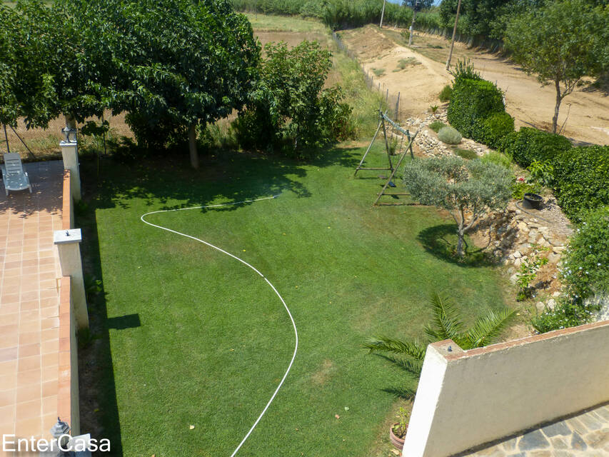 Ferme tranquille avec appartement indépendant dans les champs de l'Empordà. Idéal pour profiter du calme et de la beauté de la nature.