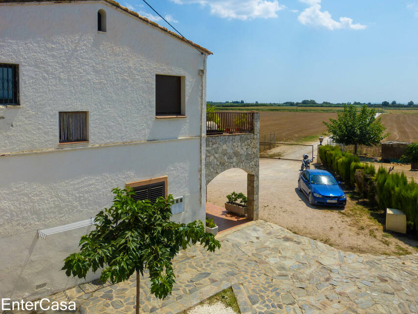 Granja tranquila con apartamento separado en los campos de Empordà. Ideal para disfrutar de la paz y la belleza de la naturaleza.